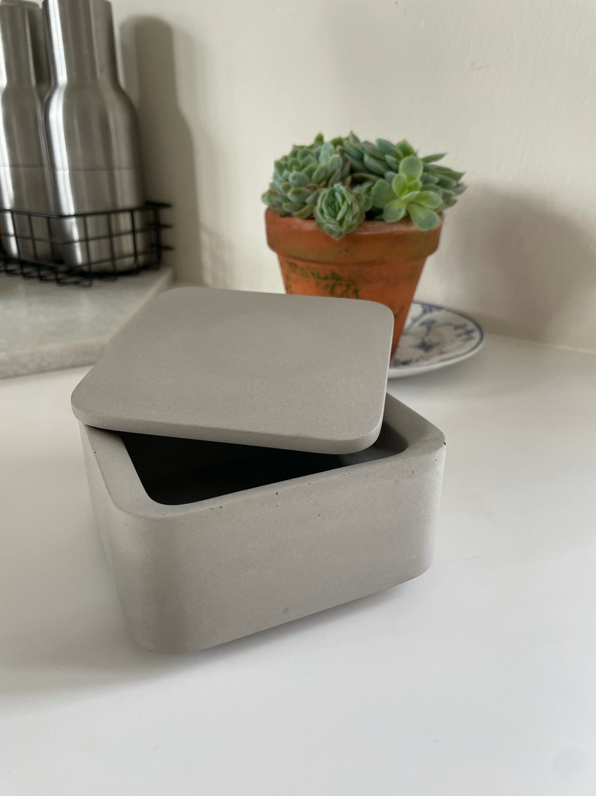 LIKEconcrete KARIN - Komplett set med Låda & Lock Small - Grå